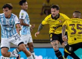 Jugadores de Guayaquil City y Barcelona disputan el balón.
