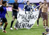 Jugadores de la Selección de Argentina sostienen un cartel con la frase: "Las Malvinas son argentinas", tras derrotar a Inglaterra en el Mundial de la FIFA 2026.