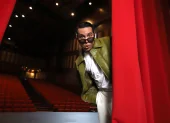El teatro fue el primer escenario de Álex mucho antes de conquistar las redes sociales.