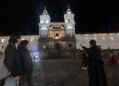 El recorrido nocturno permite descubrir una de las joyas patrimoniales de Quito desde una perspectiva diferente, entre historia, leyendas y teatro.