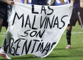 Jugadores exhiben una pancarta con la consigna sobre las Islas Malvinas durante el Mundial 2026, gesto que generó reclamos diplomáticos.