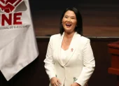 La presidenta electa de Perú, Keiko Fujimori (c), reacciona este miércoles, en Lima (Perú).