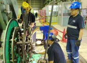 Técnicos realizan reparaciones en el parque térmico de Ecuador.