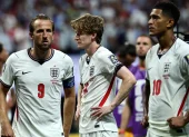 Harry Kane, capitán de Inglaterra, muestra su frustración al perder 1-2 la semifinal del Mundial de 2026 ante Argentina.