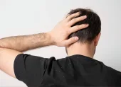 La psoriasis en el cuero cabelludo puede ser una señal de artritis psoriásica, por lo que es importante consultar con un médico sobre su aparición.