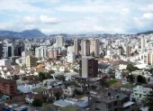 Quito ha maltratado su legado y no ha cultivado la estética como valor, y haría un mal cuadro si no lo salvaran su geografía caprichosa y el marco de sus volcanes.