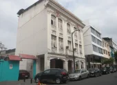 La casa Madinyá, inaugurada en 1927, está ubicada en las calles Tomás Martínez, entre Rocafuerte y Córdova, en el centro de Guayaquil.