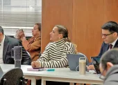 Priscila Burneo junto a su abogado defensor, Felipe Rodríguez, en uno de los días de la audiencia de juicio por el caso Sinohydro.