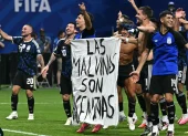 Los jugadores argentinos sostienen una pancarta con el lema "Las Malvinas (Islas Falkland) pertenecen a Argentina", tras ganar el partido de semifinales del Mundial de Fútbol, el 15 de julio de 2026.