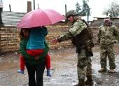 Integrantes del Ejército de Chile evacúan un campamento que presenta riesgo de inundación en la ribera del río Mapocho en Talagante (Chile).