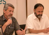 Xavier Michelena, a la derecha, en un encuentro literario como referente cultural.