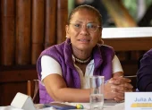 La ministra Julia Angulo Girón busca la Prefectura de Esmeraldas por el movimiento ADN mientras afronta un juicio por presunto peculado.