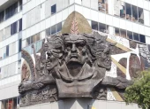 El mural Rumiñahui, del maestro Theo Constante, se impone en el antiguo edificio del Museo Antropológico del Banco Central, en avenida 9 de Octubre y Antepara.