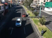 Leonardo Tituaña hace trabajo de campo; con su celular monitorea y confirma el número de vehículos que circulan por hora en la 6 de Diciembre y El Inca, en Quito.