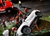 Un vehículo habría caído hacia la avenida Mariscal Sucre, en Quito. El siniestro dejó tres fallecidos y ocho heridos, según Bomberos.
