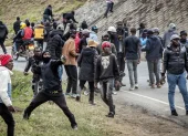 Varios hombres lanzan piedras durante los enfrentamientos con los partidarios del exvicepresidente y líder de la oposición en Nairobi el 21 de agosto de 2025.