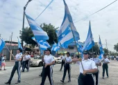 Los estudiantes desfilaron en el Barrio Garay.