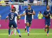 Kylian Mbappé (c) celebró 2 goles en la derrota de Francia 3-5 ante Inglaterra.