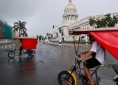 Un par de bicitaxis fue captado este 11 de julio frente al Capitolio de La Habana (Cuba), mientras el país padece el segundo apagón eléctrico nacional de esta semana y el cuarto del año.