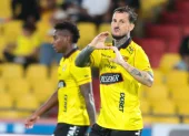 Darío Benedetto celebra su gol ante Libertad.