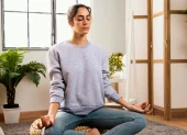 El origen espiritual del yoga genera cuestionamientos sobre su adaptación a otras creencias.