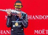Andrea Kimi Antonelli de Mercedes besa el trofeo de ganador del Gran Premio de Bëlgica.