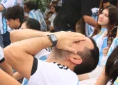 Aficionado de Argentina se lamenta durante el partido contra España.