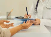 El debate sobre seguros médicos plantea la necesidad de mayor regulación y protección al paciente.