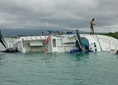Las Fuerzas Armadas brindaron atención inmediata a una embarcación que encalló en el sector Las Tintoreras, en Galápagos.