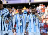 Lionel Messi (d.), Rodrigo De Paul y Enzo Fernández con las medallas de plata.
