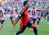 Ferran Torres celebra su gol mientras la afición española estalla de júbilo.