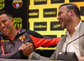 César Farías junto a miembros de la directiva de Barcelona Sporting Club durante una actividad institucional.