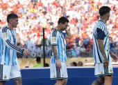Lionel Messi (c) de Argentina durante la premiación del segundo lugar del Mundial de la FIFA 2026, junto a otros de sus compañeros.