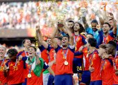 El capitán de la selección española Rodri levantó la copa ante el grito y algarabía de sus compañeros.