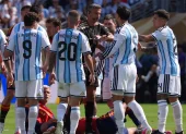 Leandro Paredes (i-atrás) de Argentina empuja a Gavi (i-abajo) de España este domingo.