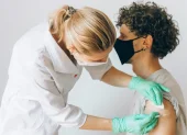 Referencial. Vacunación en Cuenca como parte de la vigilancia epidemiológica del MSP ante un caso sospechoso de sarampión.