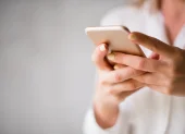 Smartphone en uso, reflejo de la conectividad que Apple busca reforzar con el iPhone 18 Pro Max.