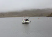 El embalse se encuentra dentro del Parque Nacional Cayambe Coca, una zona protegida destinada a la conservación de los ecosistemas de páramo.