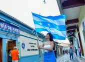 Banderas y calles coloniales en Las Peñas acompañan la agenda cultural y artística de las Fiestas Julianas en Guayaquil.