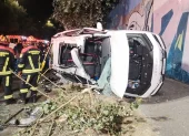 Un vehículo con 11 ocupantes cayó hacia la avenida Mariscal Sucre, en el sector de El Condado.