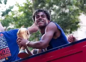 Lamine Yamal exhíbe el trofeo Mundial durante los festejos de la selección española en Madrid.