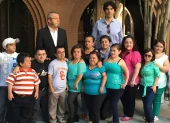 Jaime Guevara-Aguirre (atrás, a la izquierda) junto a varios participantes del estudio Laron en la Escuela de Gerontología Leonard Davis de la USC en Los Ángeles