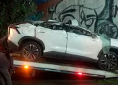 El vehículo cayó aproximadamente 10 metros desde una vía superior hacia la avenida Mariscal Sucre, en el sector de El Condado.