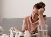 Los dolores de cabeza y la fatiga son síntomas comunes de anemia.