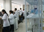 La realidad en los hospitales públicos y del Seguro Social es devastadora. No hay fármacos, escasean los insumos médicos, las camas y equipos permanecen dañados y el personal sanitario trabaja con las manos atadas.