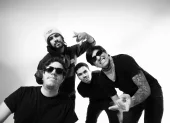 Habitantes de Papel está formado por el guitarrista Jorge Oviedo, el bajista Adrián Contreras, el baterista Cristopher López y el cantante y guitarrista Christian Contreras.