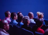 El artículo plantea recuperar los cine fórum y mejorar las condiciones de las salas para incentivar el regreso del público al cine.