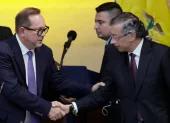 El presidente del Congreso, Lidio García (i), saluda al presidente saliente de Colombia, Gustavo Petro, durante la instalación del nuevo Congreso este lunes, en Bogotá (Colombia).