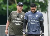 Hernán Torres y el guardameta de Orense SC en una sesión de entrenamiento.