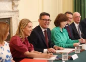 El primer ministro británico, Andy Burnham (C), con ministros durante su primera reunión de gabinete como primer ministro en Londres,  el 21 de julio de 2026.